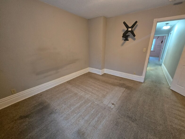 Building Photo - 994 Reaney Ave E