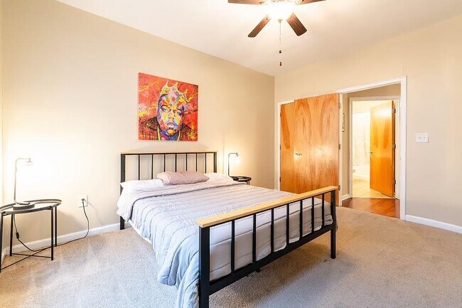 Building Photo - 898 Oak St SW