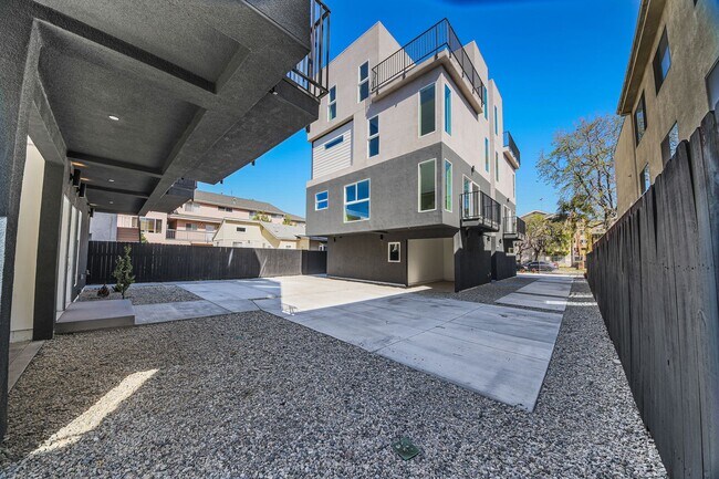 Building Photo - Luxury 2026 Townhomes with Massive Bedrooms + Decks with Views