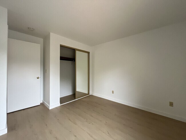 Building Photo - Beautiful Upper-Level Condo in the Heart of Multnomah Village with Private Covered Balcony and In...