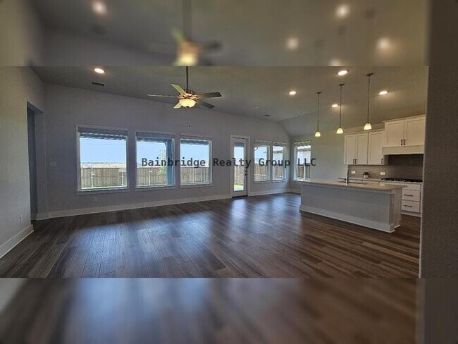 Building Photo - 3/2/2 w/office - Space & Functionality in ...