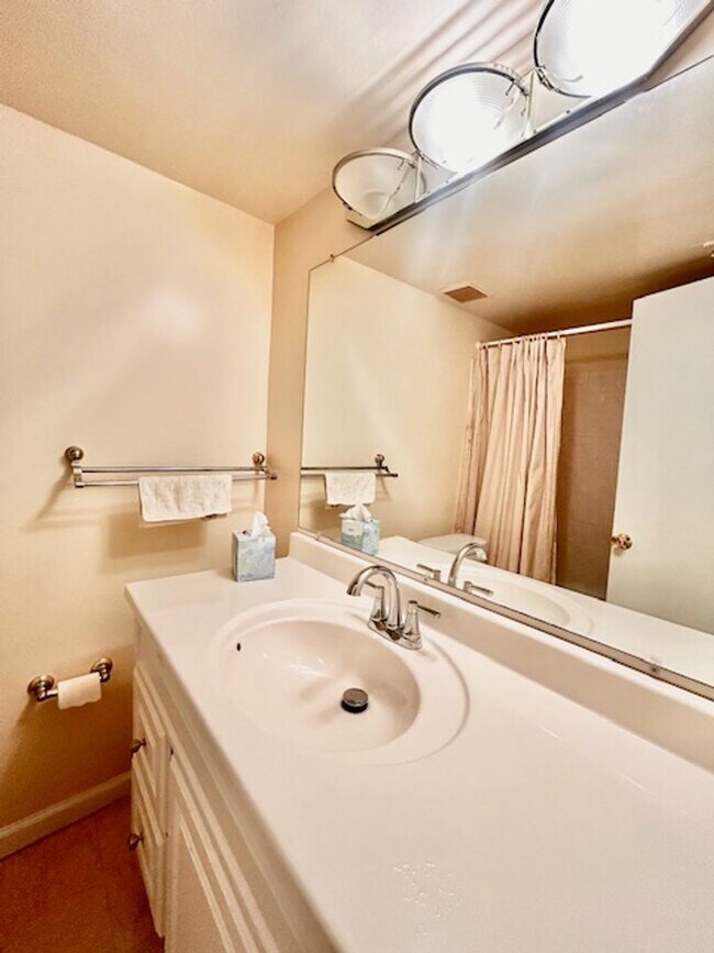 Building Photo - Cozy Oasis in Rockville!