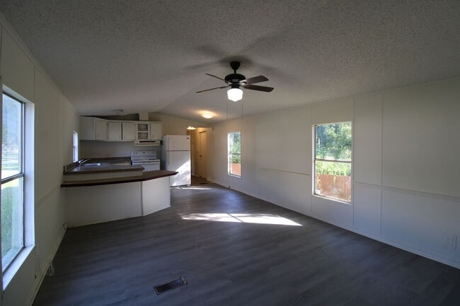 Building Photo - Experience peaceful country living!