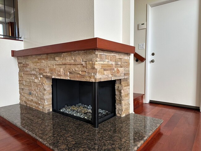 Building Photo - Spacious 3-Bedroom Condo for Rent in UTC –...