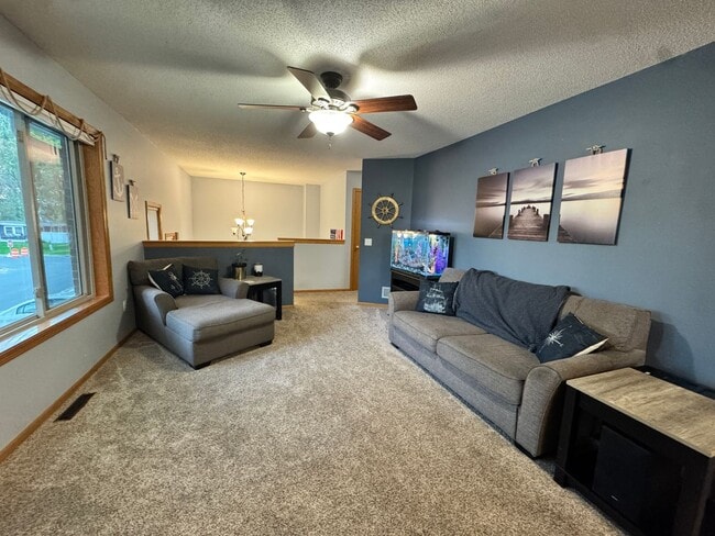 Building Photo - Rent Special!!! Walk To The Lake!