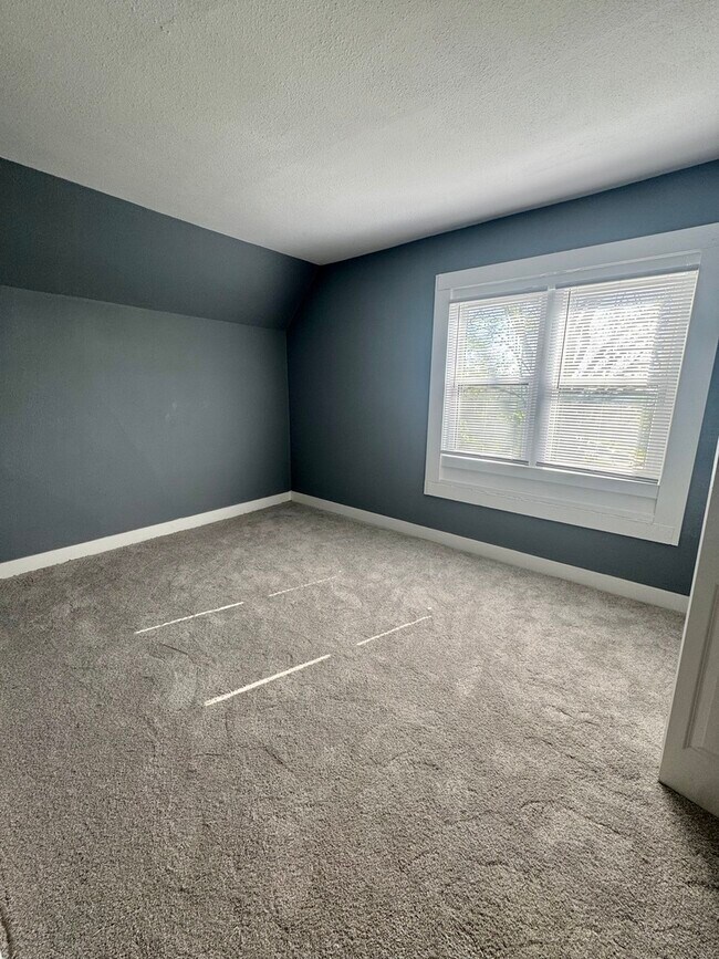 Building Photo - 616 E 6th St