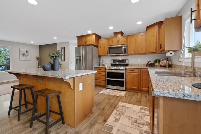 Building Photo - Wonderful 4 Bedroom, 3 Bath Home in Federal Way with Double Balconies and Family Room!