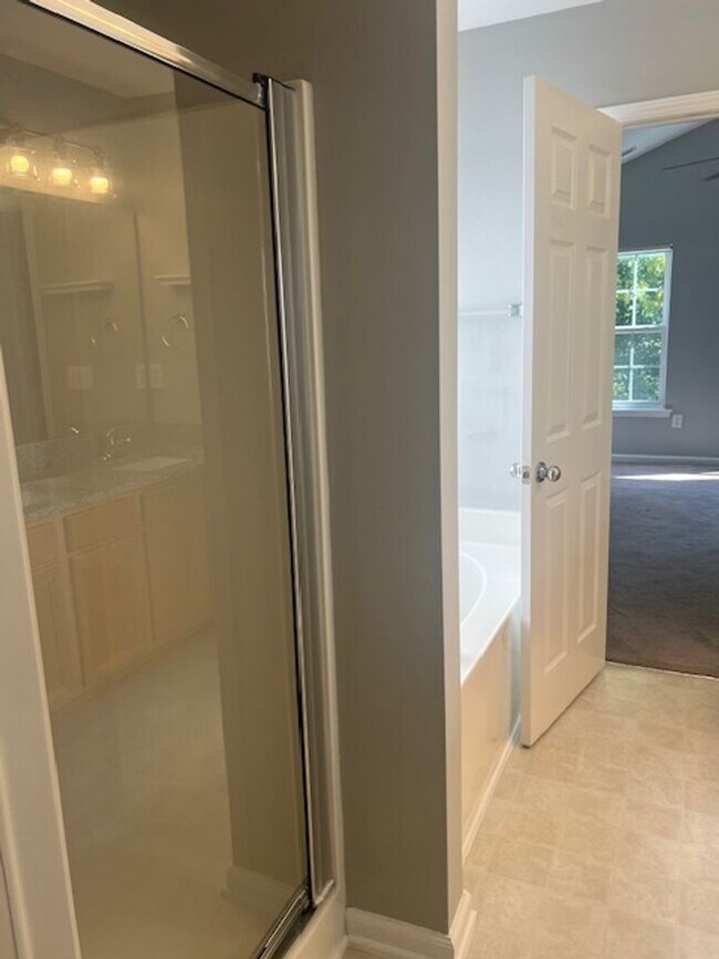 Building Photo - 8 Grosbeak Ln