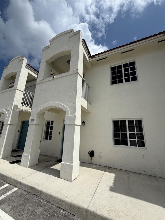 Building Photo - 119 SW 6th Ln