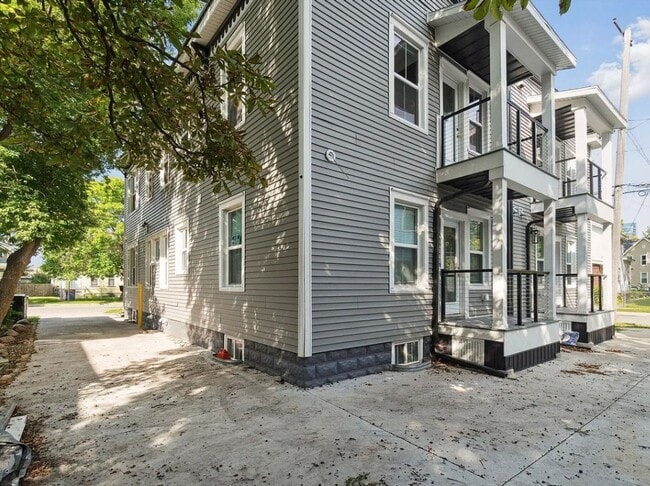 Building Photo - 800 Douglas St NW