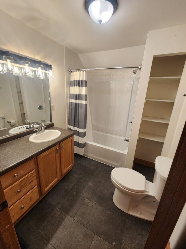 Building Photo - 2 Bedroom, 1.5 Bath Farm HOUSE, LARGE Yard, 2.5 Car Garage! UPDATES!