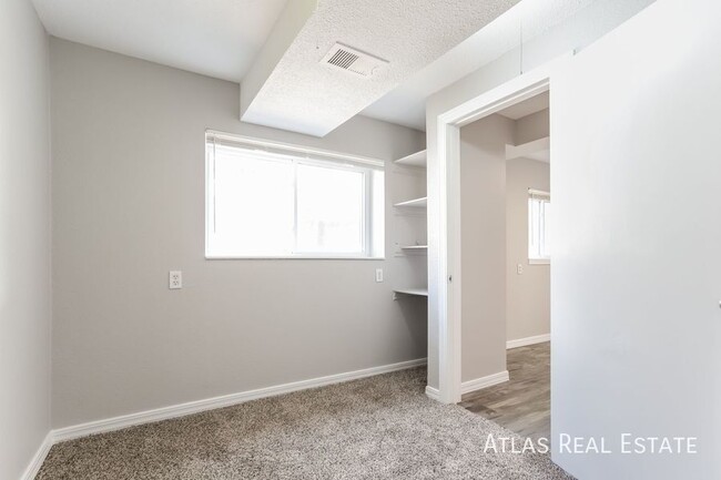 Building Photo - Stunning 3-Bedroom Home in Aurora – Your P...