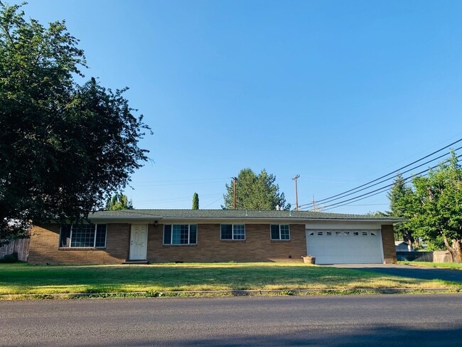 Primary Photo - 3 Bedroom, 2 bath house