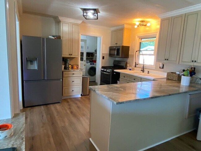 Building Photo - Cozy Sneads Ferry Rental -  UTILITIES, LAW...