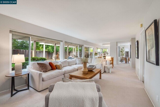 Building Photo - 4695 S Larwin Ave