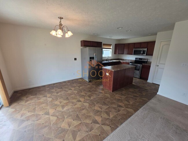 Building Photo - LINDBERGE VILLAGE COZY 3BR/2BA