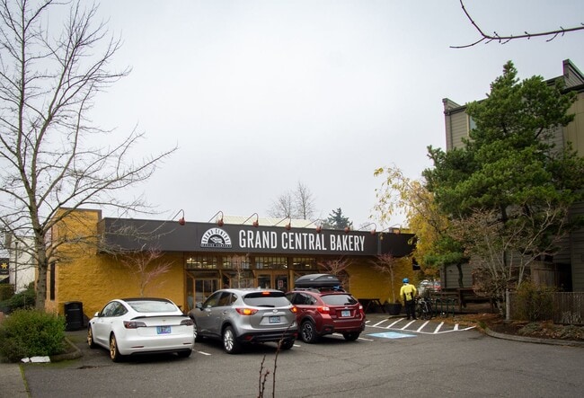 Building Photo - Ground Floor 2 Bdr Close to the Heart of Multnomah Village!