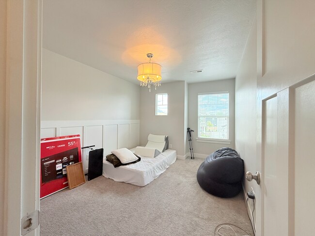 Building Photo - VERY Spacious house in Vineyard!