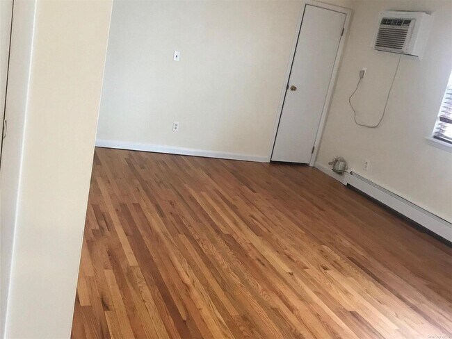 Building Photo - 206-18 45th Rd