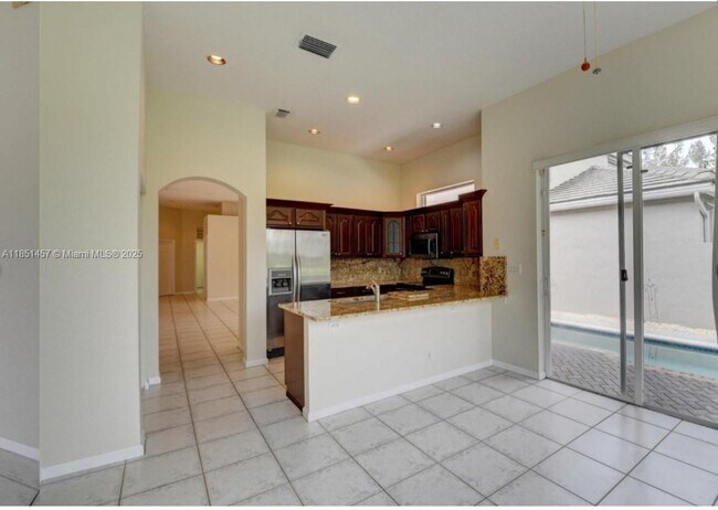 Building Photo - 8291 Hampton Wood Dr