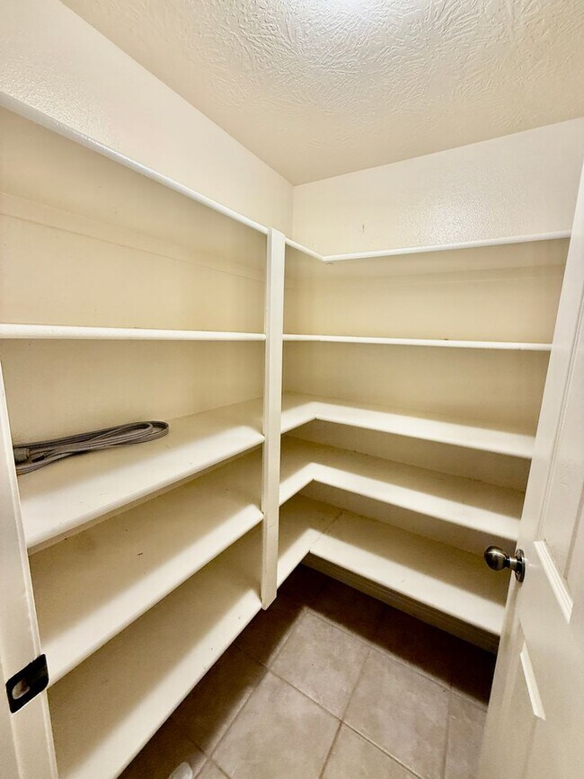 Building Photo - Pet-Friendly Three Bedroom Townhome in Woodbridge