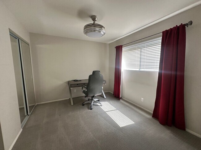 Building Photo - Charming 2 Bed 1 bath Condo