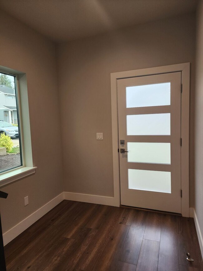 Building Photo - 3 bedroom Townhouse with Pool Access and E...