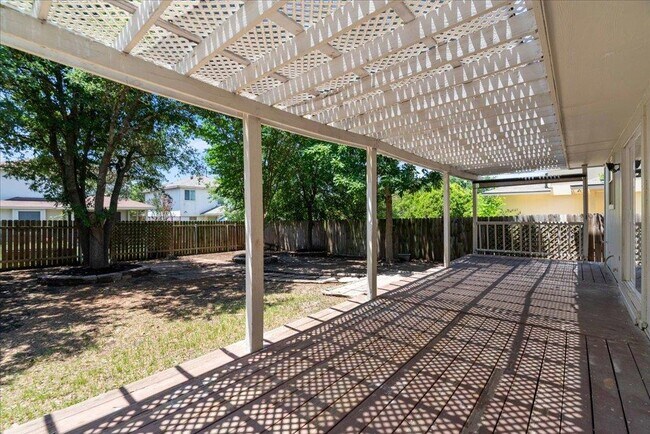 Building Photo - 1025 Doras Dr