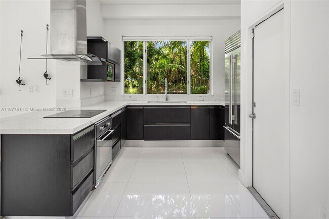 Building Photo - 6050 La Gorce Dr