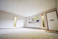Building Photo - Single Level 2-Bedroom Apartment in the Mo...