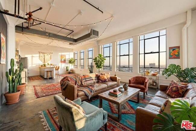 Building Photo - 315 E 8th St