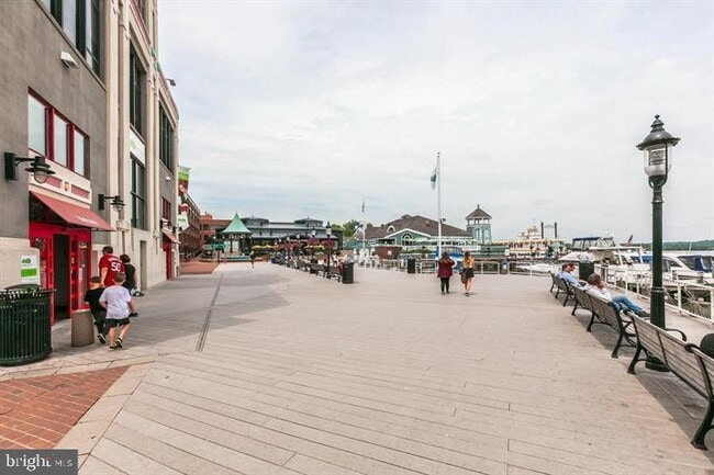 Building Photo - 1017 Queen St