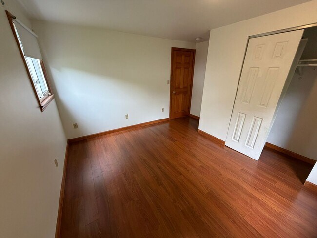 Building Photo - Beautiful 4 Bed / 2 Bath, Single Family Home. Close to Downtown Northampton!