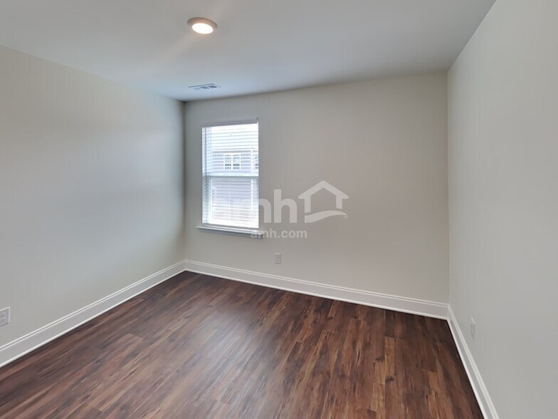 Building Photo - 5211 Valor Dr