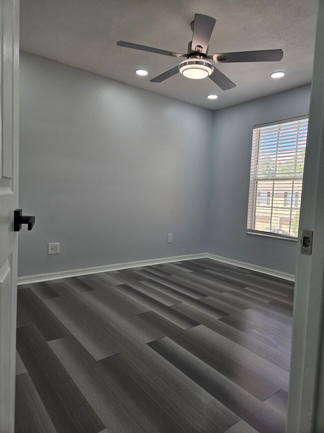 Building Photo - Stunning Fully Renovated Townhouse for ren...