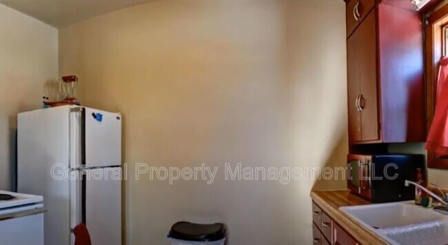 Building Photo - One Bedroom One Bath Unit in Triplex near Downtown and UWEC!