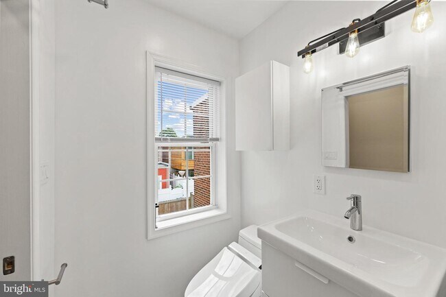 Building Photo - 2223 12th Pl NW