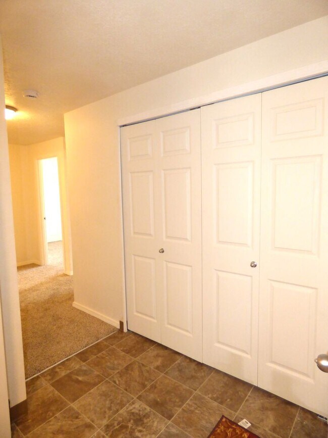 Building Photo - Rent Special: FREE September's Rent!! Second Floor 3 Bedroom apartment