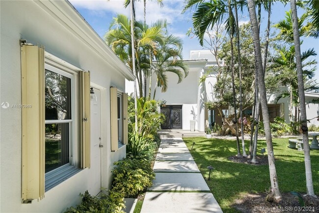 Building Photo - 1413 N Venetian Way