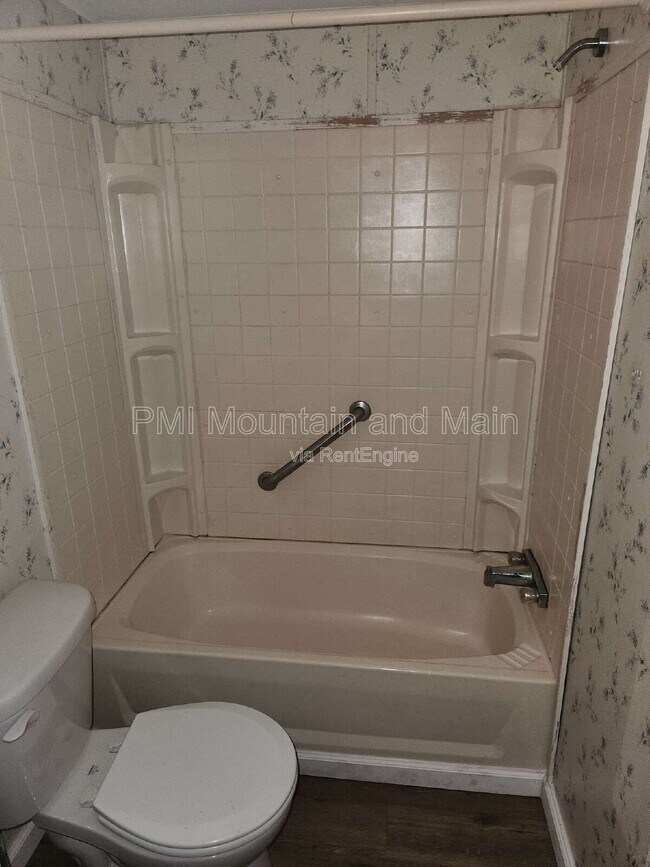 Building Photo - 16 Sarah Hill