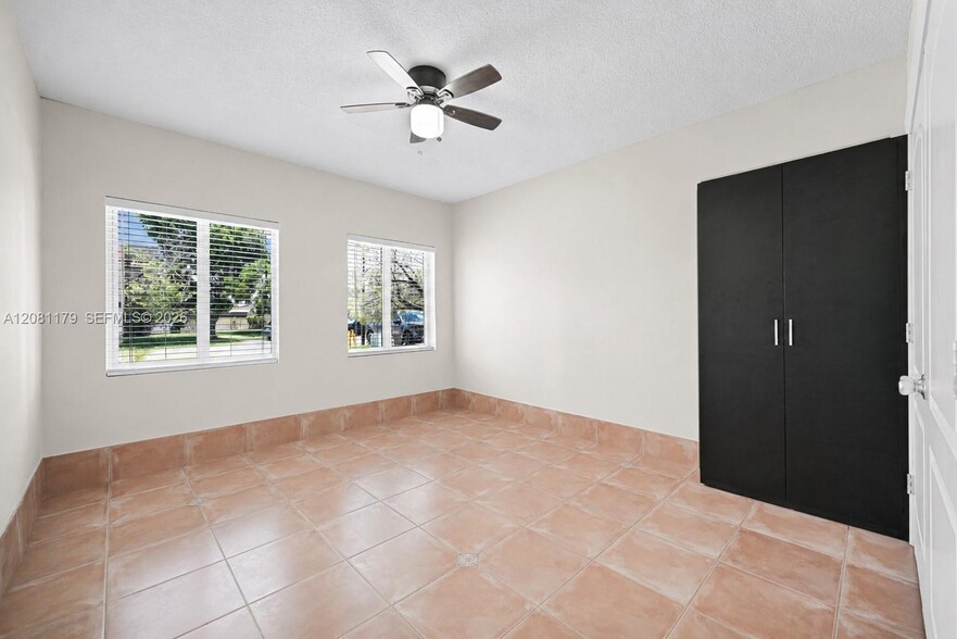 Building Photo - 9133 Fontainebleau Blvd