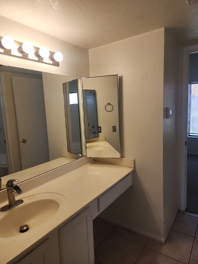 Building Photo - "Charming 2-Bed/1-bath in Phoenix with Cozy 704 Sq Ft Layout – Your Perfect Retreat in Phoenix!" ...