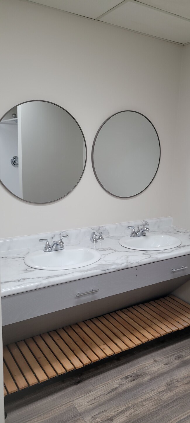 Building Photo - 225 E High St