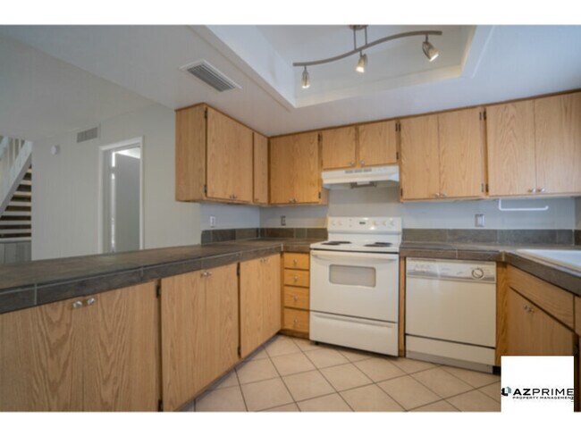 Building Photo - Welcome to this Lovely 2/1.5 Phoenix Condo...