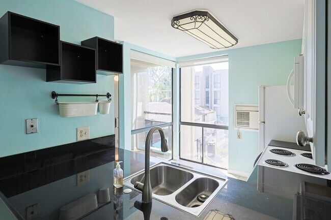 Building Photo - 1 Bed / 1 Bath Condo Near Cowles Mountain – Move-In Special!