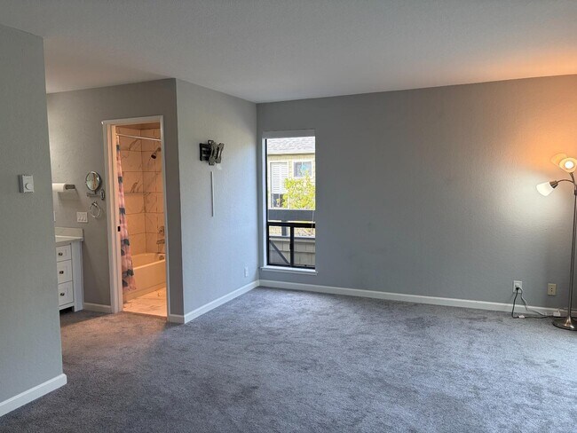 Building Photo - 1157 Shoreline Dr