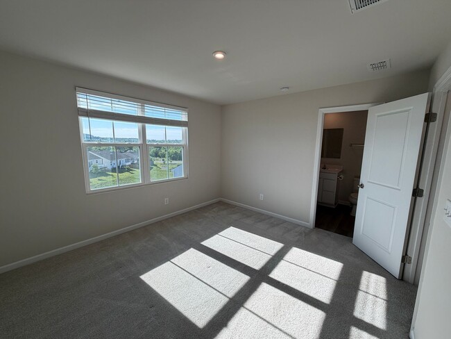 Building Photo - Thornton Grove Townhome