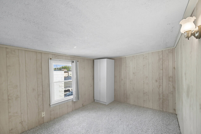 Building Photo - 408 River Ln