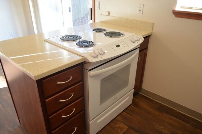 Building Photo - 3 bedroom, single level, with HUGE private yard!