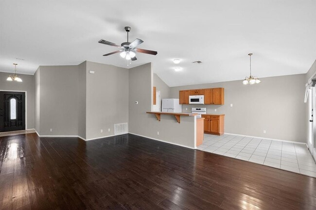 Building Photo - 113 Amber Ln